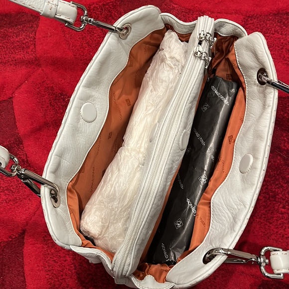 LIKE NEW Donald J Pliner leather shoulder bag - Picture 5 of 9